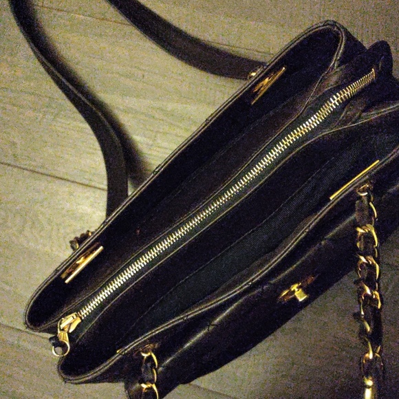 Chanel Black Quilted Leather Shoulder Bag - Picture 8 of 16